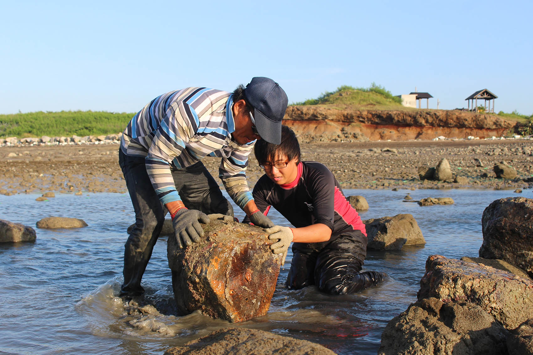紅羅村修復石滬工班與離島出走工作室2017年修復潭邊村新滬的記錄。