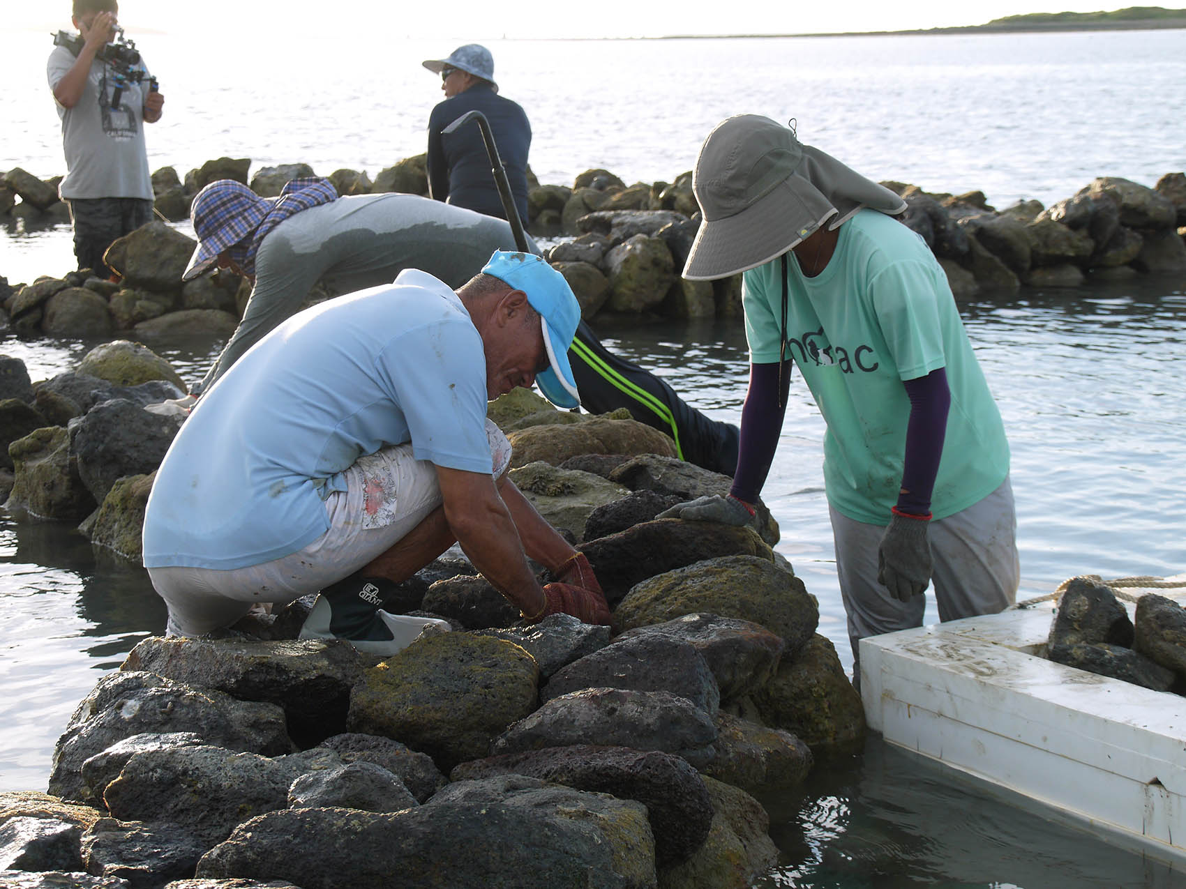 紅羅村修復石滬工班與離島出走工作室2017年修復潭邊村新滬的記錄。