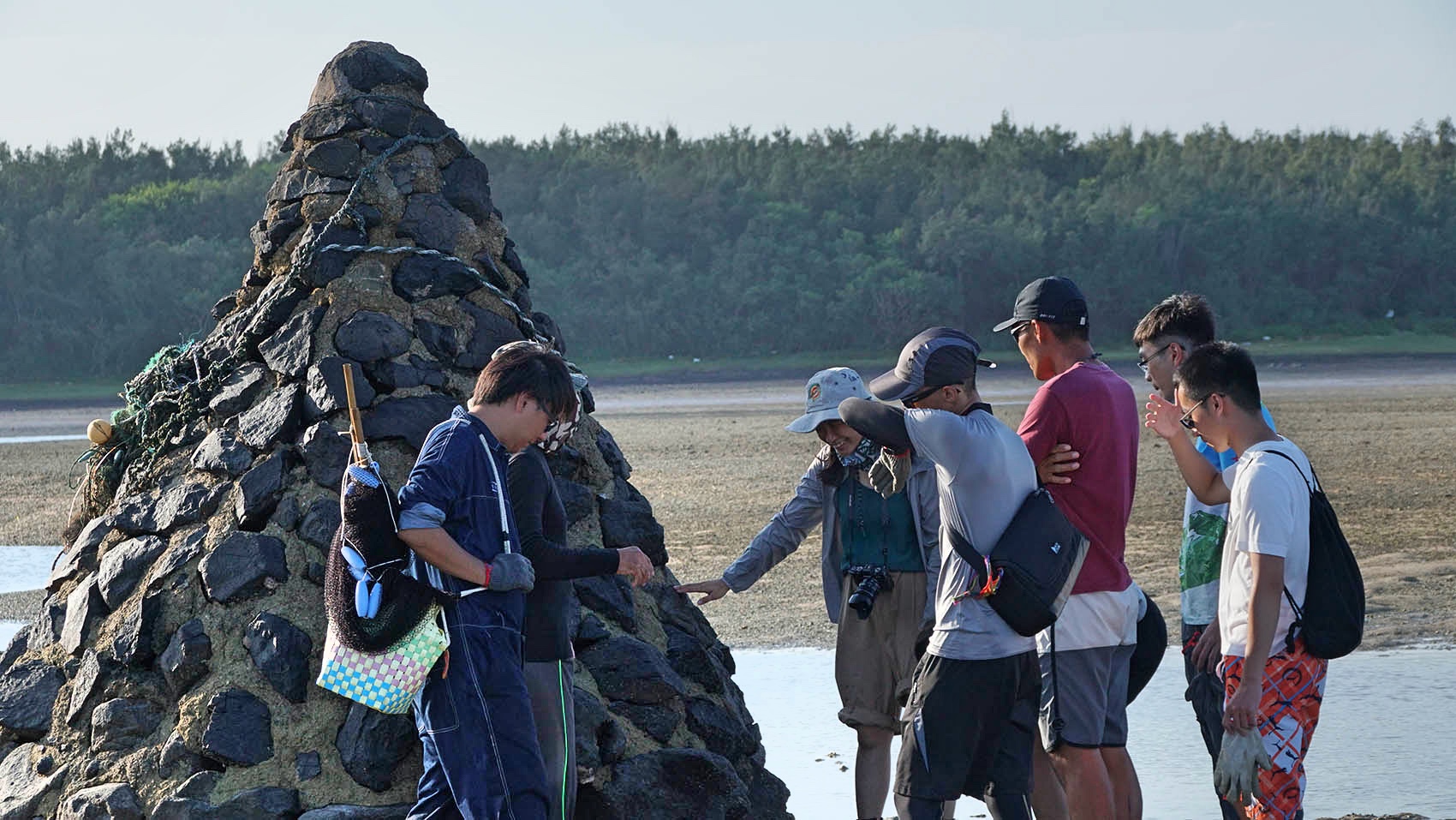 潮間帶導覽｜在潮汐漲落之間的這塊土地，蘊含著極其豐富的生物多樣性，透過專業人員的解說，能夠一次認識這些海邊的小小住民，飽覽海田風光。