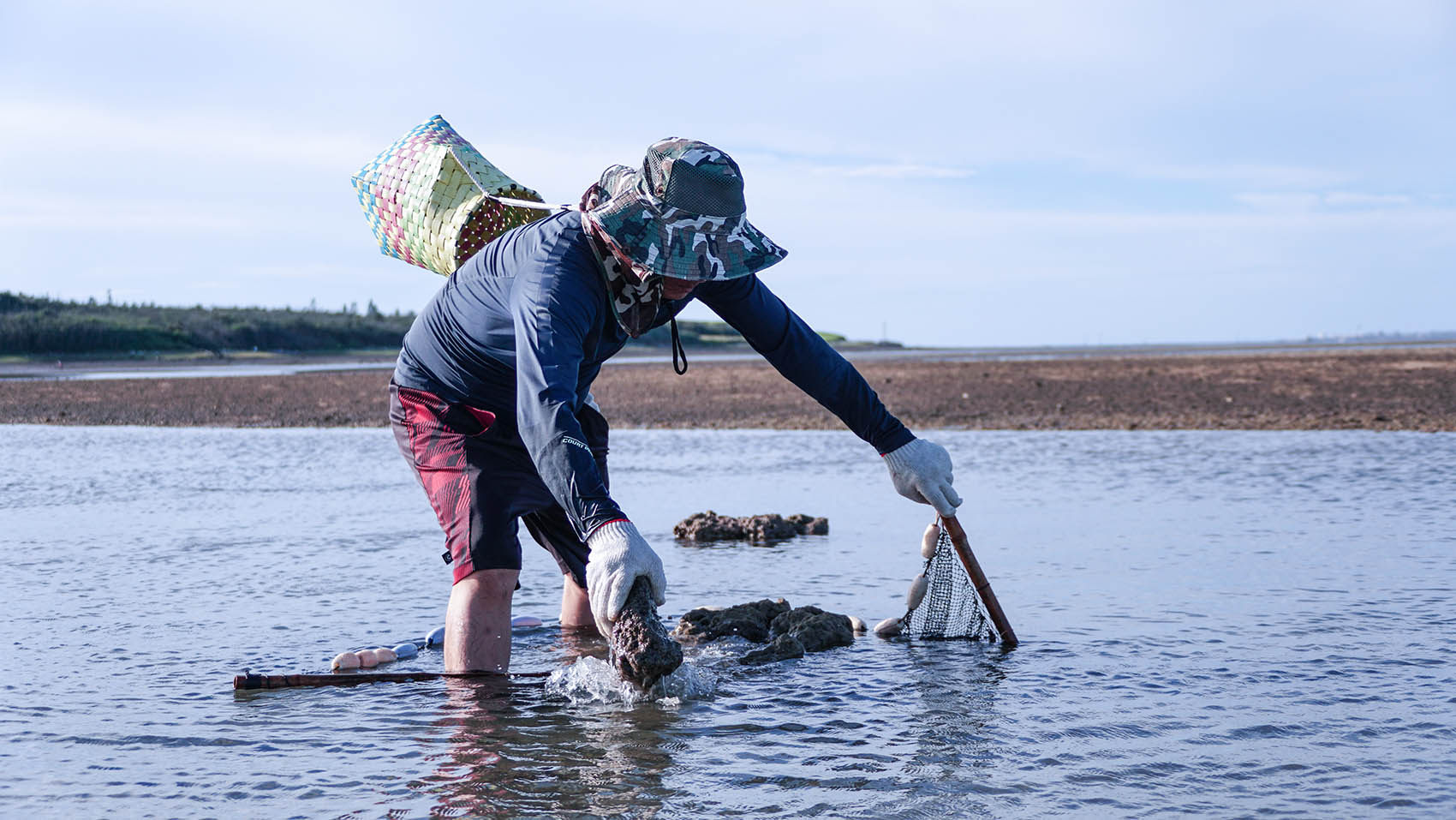 抱墩體驗｜在潮間帶上簡易疊起的石堆，坑坑洞洞的石縫對魚兒來說，就像是海底別墅般，會隨機吸引嬌客進住，而伴隨著每一次的開箱，大海都會給予不同的驚喜，透過在地既傳統又友善的漁撈方式，與大海做朋友。