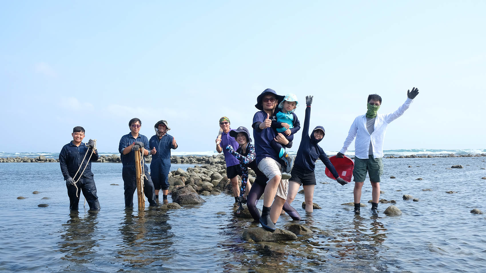 漁村導覽｜辛勤的苦力勞動過後，接著就讓我們好好的放鬆筋骨，悠閒的漫步在濱海漁村中，聆聽著石頭與澎湖人之間的故事。
