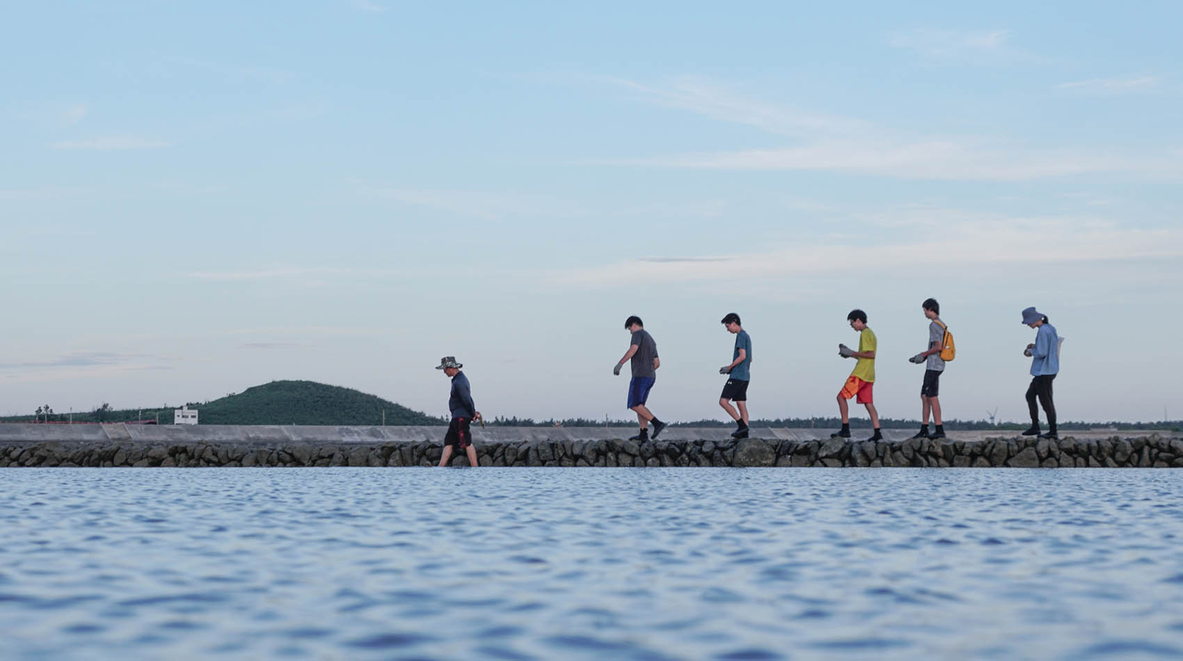 巡滬體驗｜隱藏在海面下的神祕線條，是圍困魚群的迷人陷阱，只有在退潮時才會嶄露全貌的石滬，我們將抓準時機前往踏查，親自進入石滬中認識它各部位的功能與背後的歷史故事。