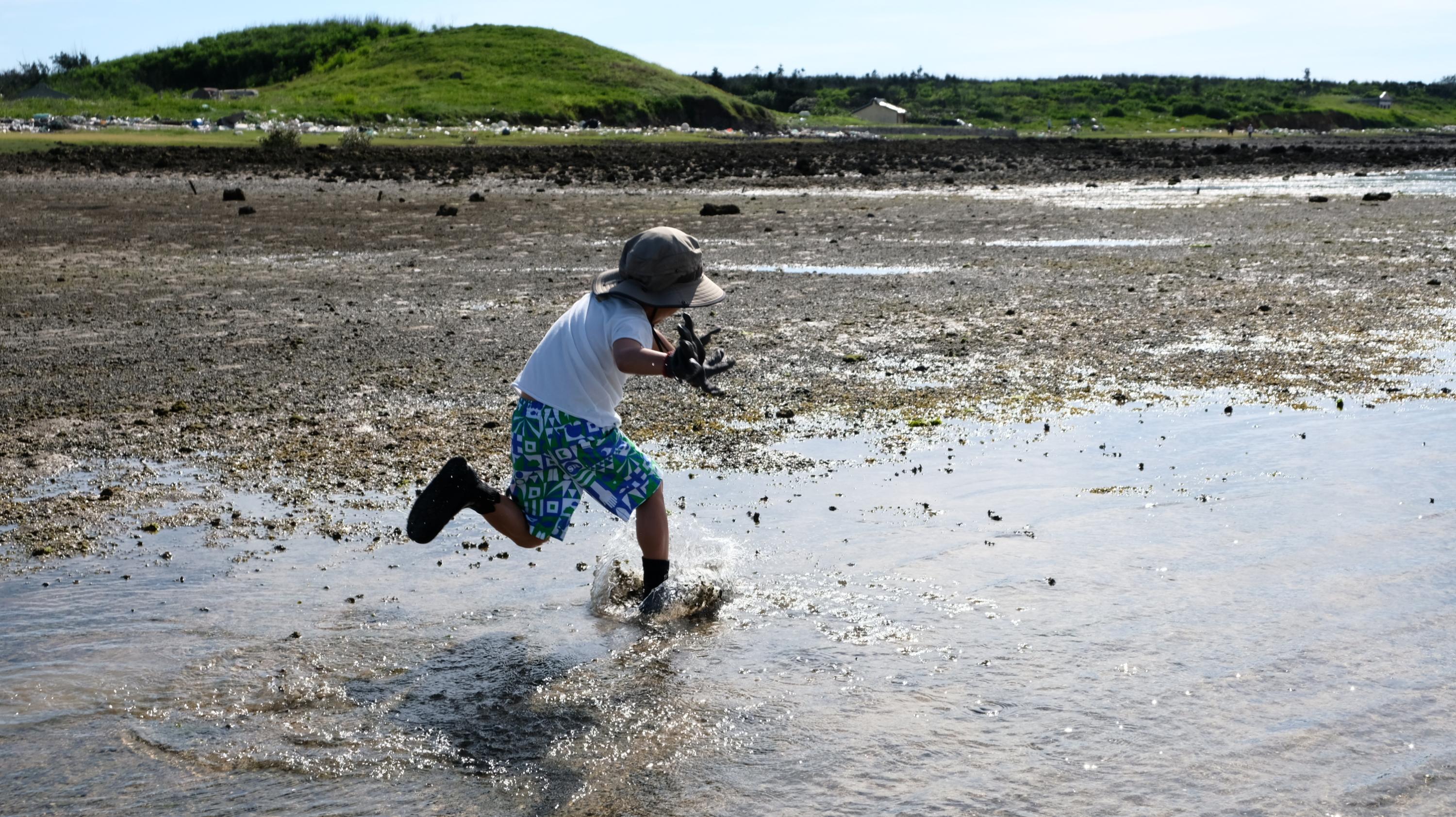 親子探索｜潮間帶是最佳的親海場域，且身旁有專業的導覽員帶領，安全無虞。