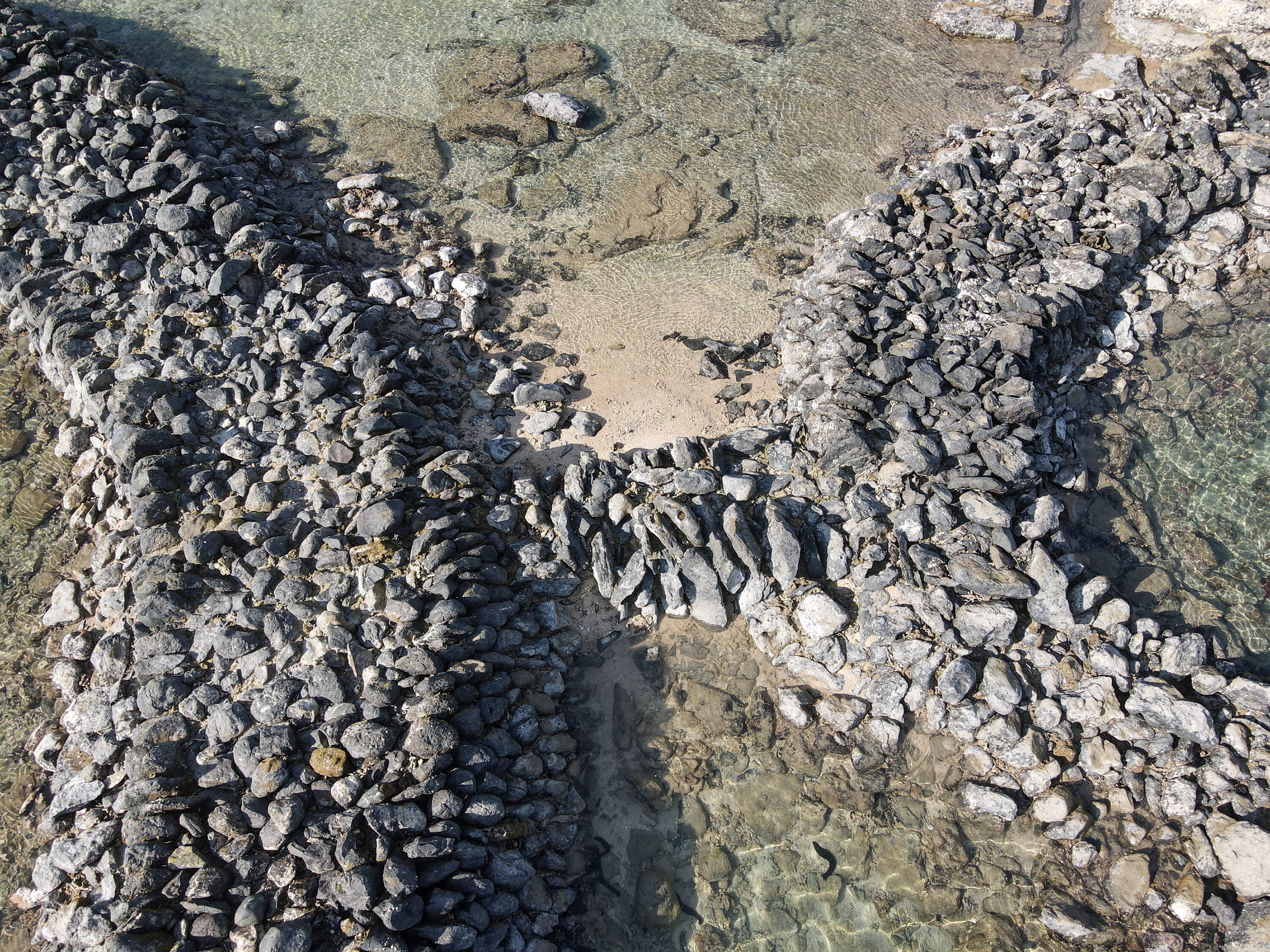圖左為吉貝村上滬頭的滬房，圖中為吉貝村磽腰仔滬的腳路，圖右為吉貝村磽腰仔滬的左滬彎