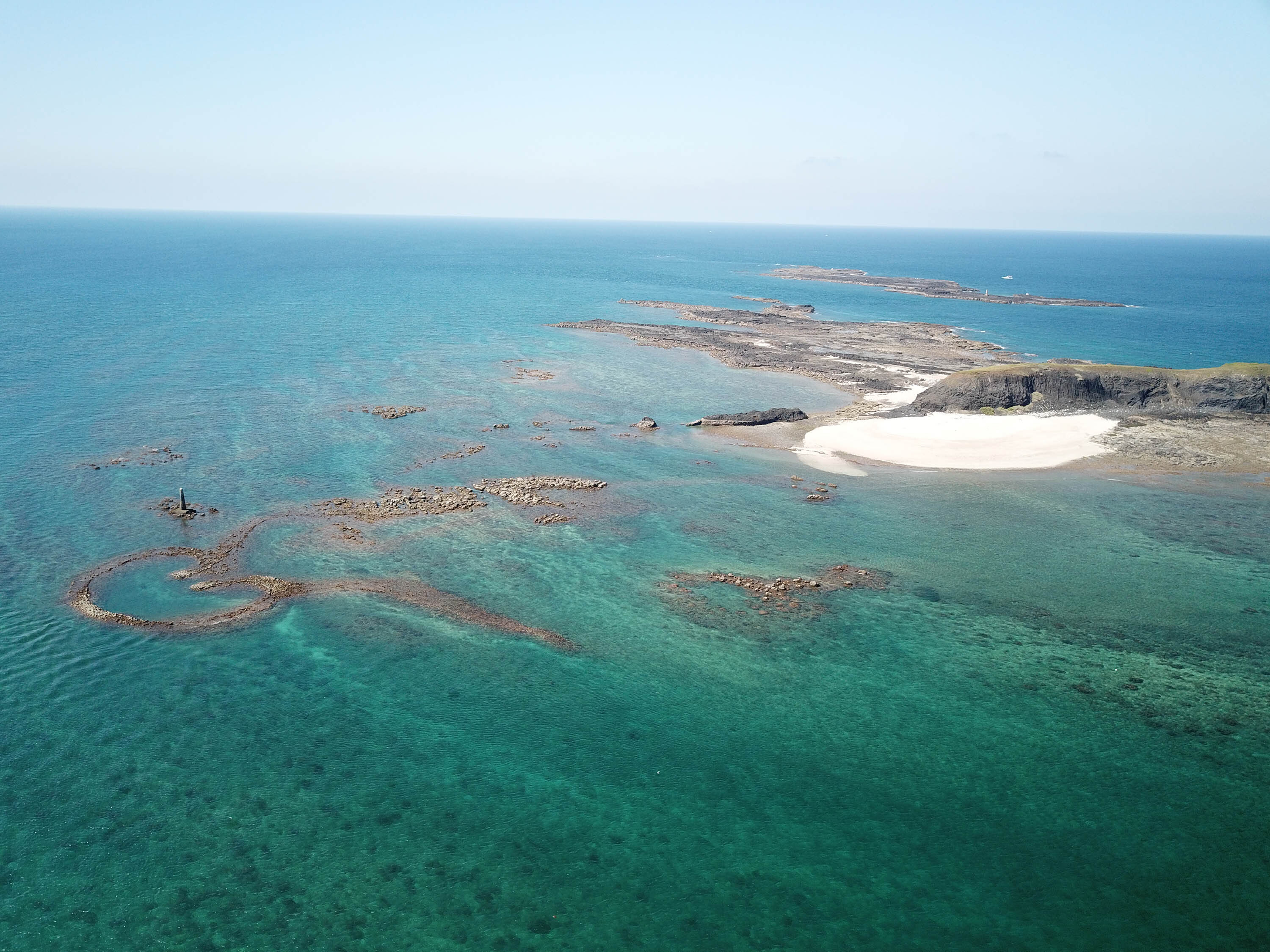 圖左為鳥嶼村白沙仔滬的全貌，圖右為小白沙嶼