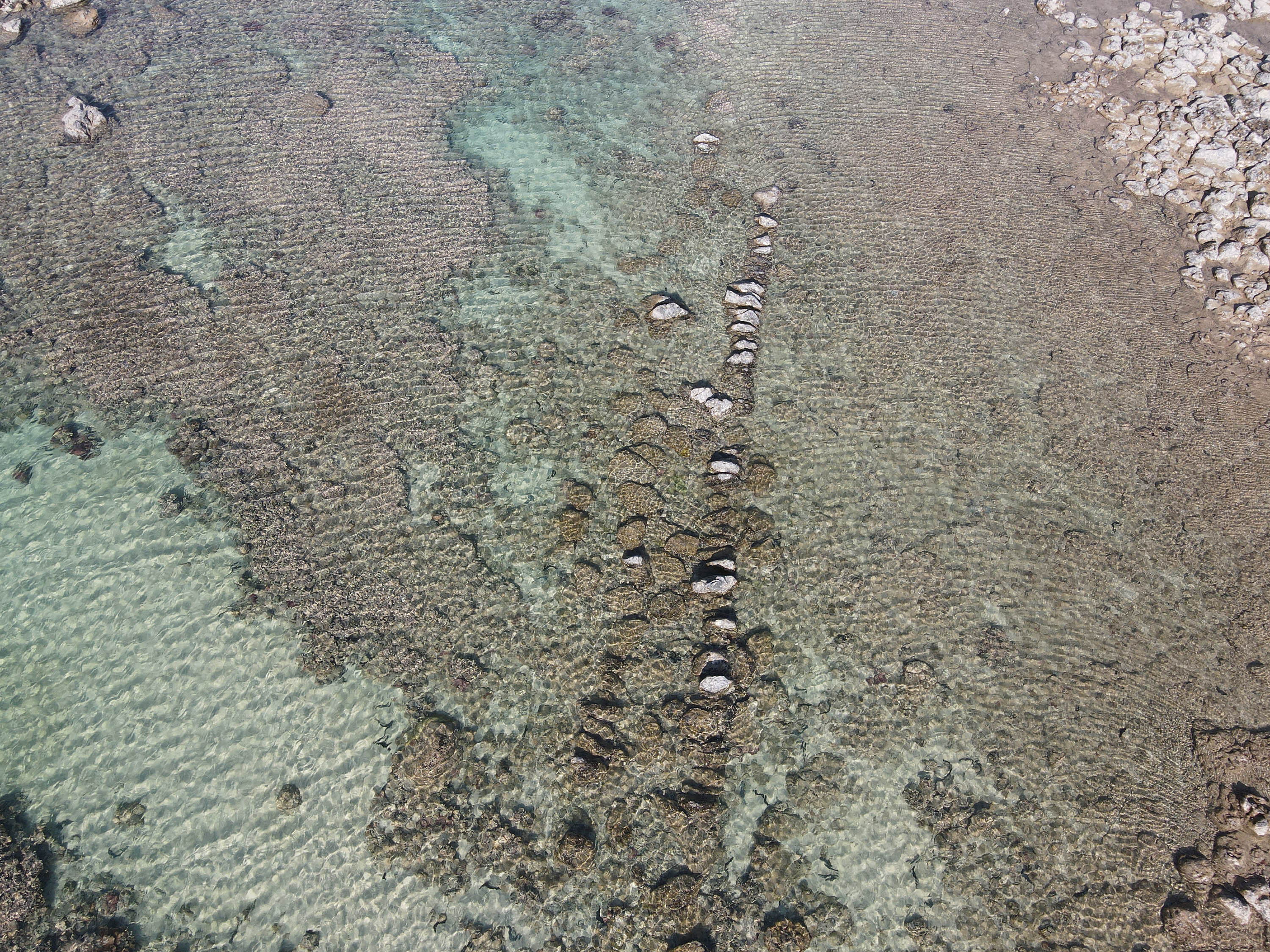 吉貝村磽腰仔滬內有疑似腳路構造的殘跡