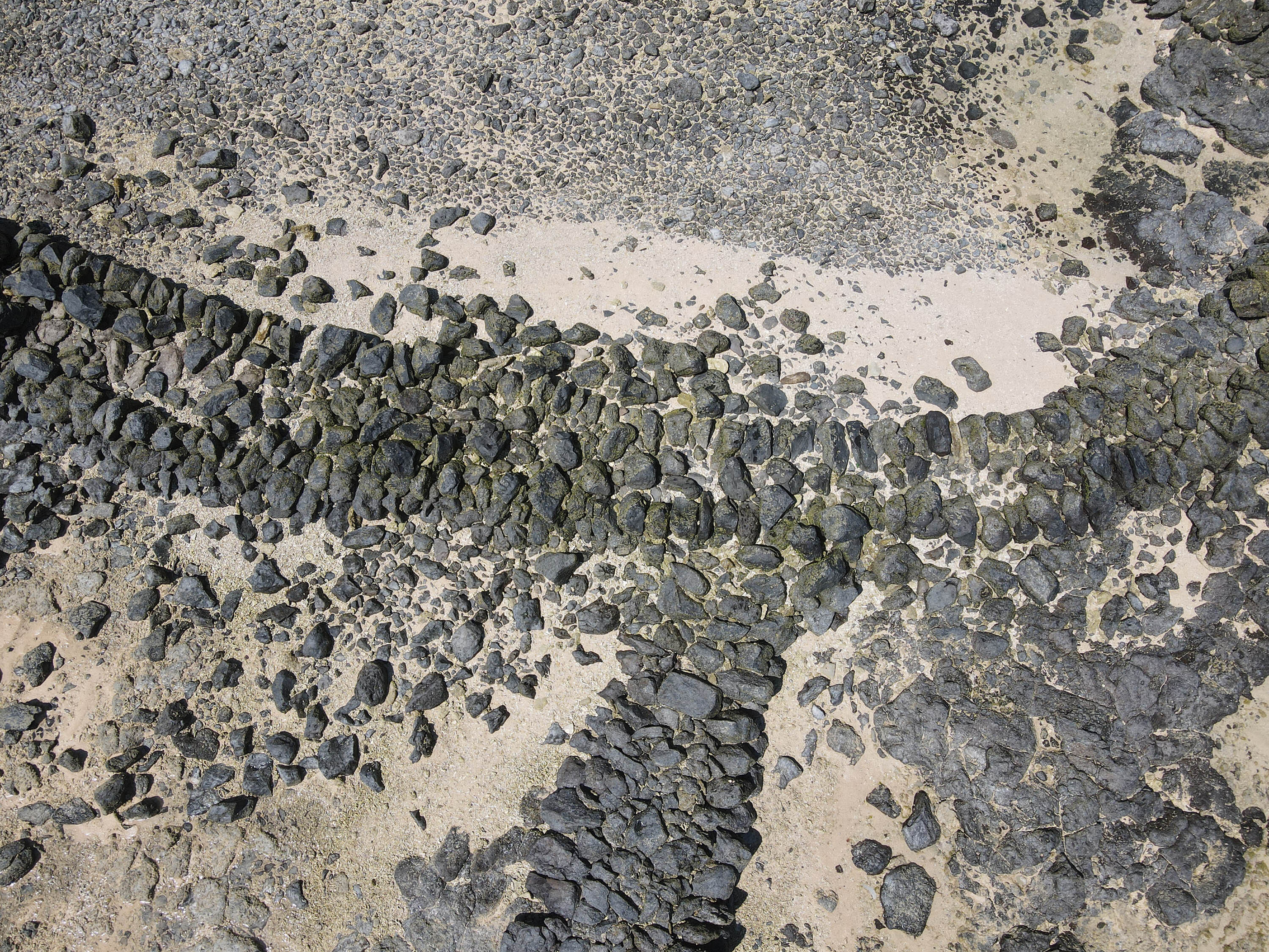 圖中為吉貝村低老古滬仔的滬岸，圖下為吉貝村低老古滬仔的腳路