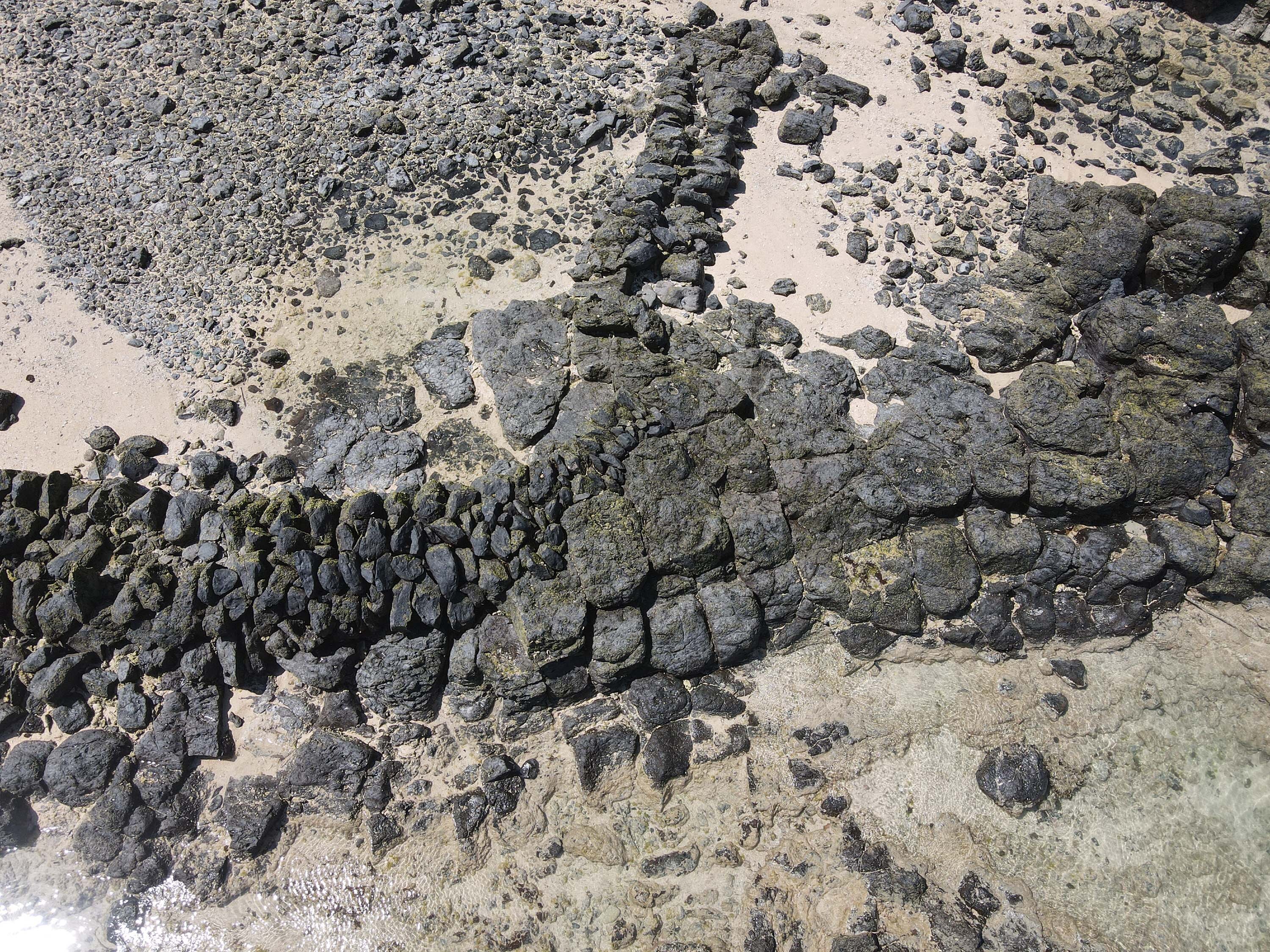 圖中為吉貝村低老古滬仔的左陸連，圖上為吉貝村低老古滬仔的岸仔