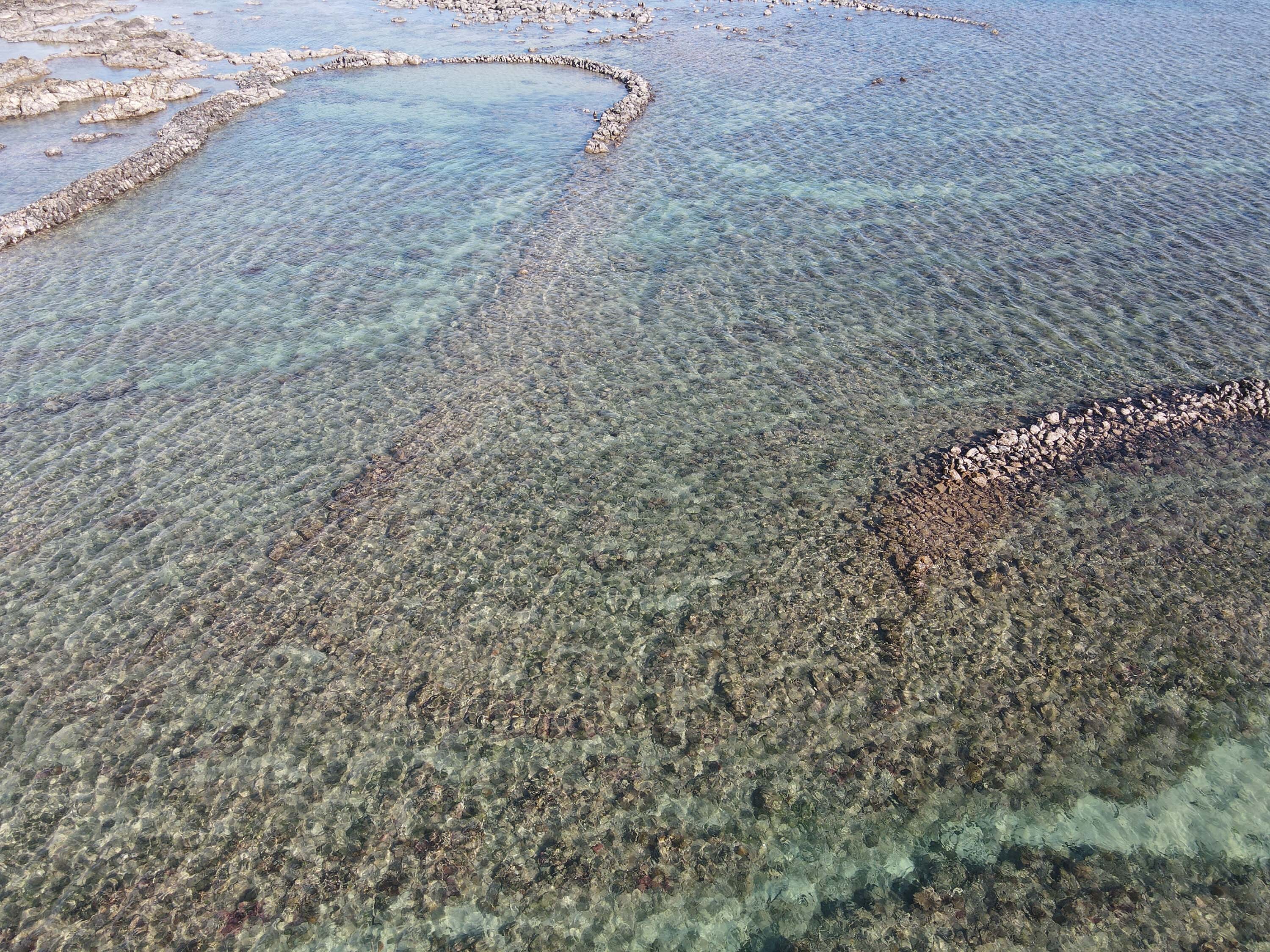 圖左上為吉貝村沙潭仔滬的腳路，圖右為吉貝村沙潭仔滬的左滬彎，中間相連的是滬碇的殘跡